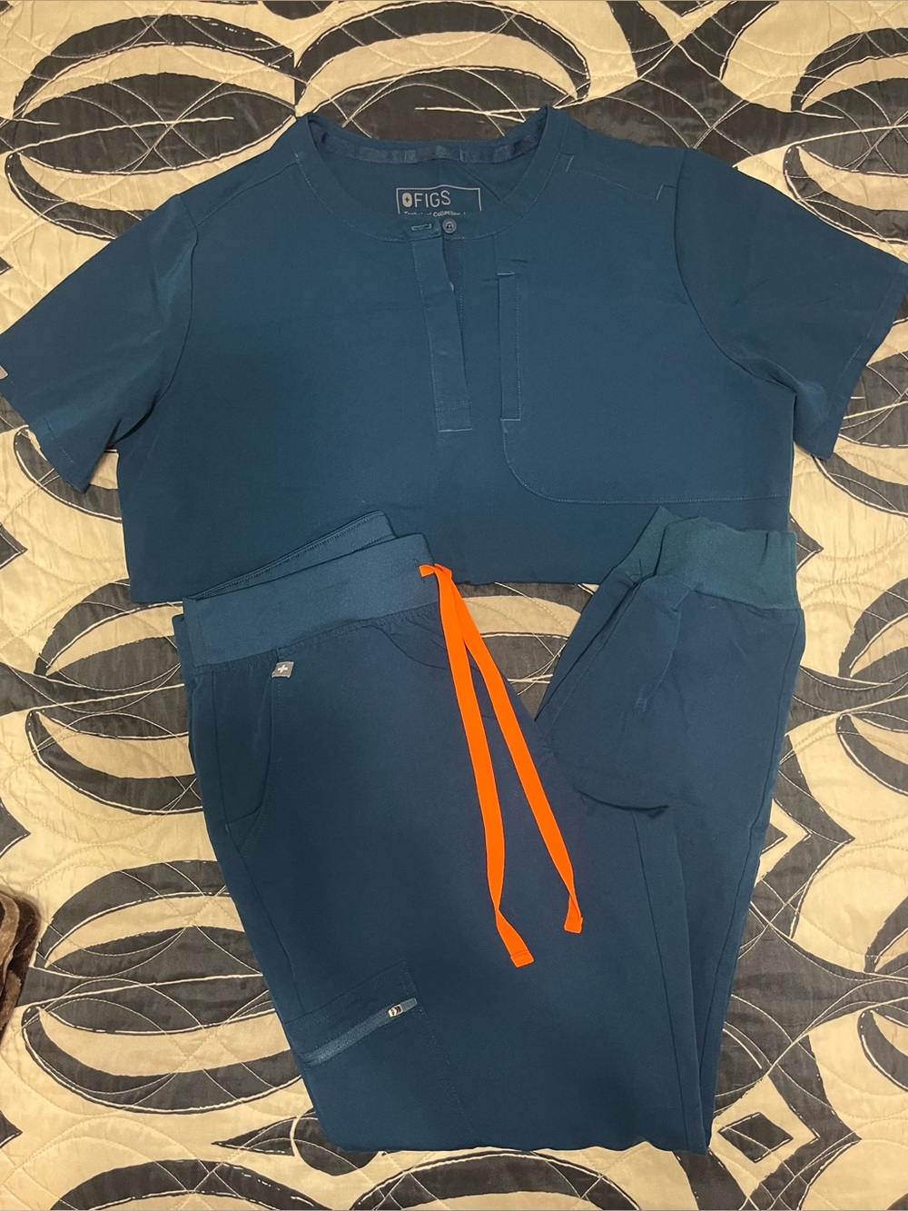 FIGS Deep Reef Scrub Set Marsh Top Zamora Joggers Women’s M